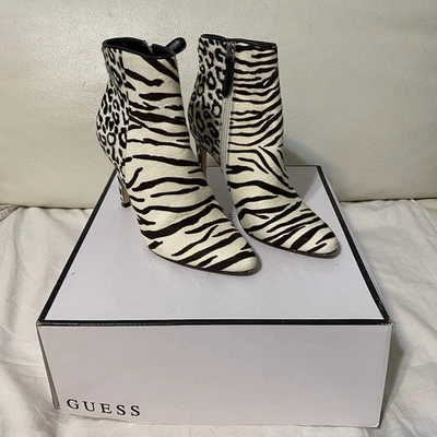 Botines Guess Animal Print blancos multi pony con tacón de aguja Foto 1 de 4