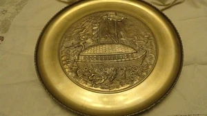 BANDEJA PARA SERVIR PLATO LATÓN GRABADO 13 5/8" DIA BUEN ESTADO TIENE 1 ASTILLA EN EL BORDE - Imagen 1 de 6