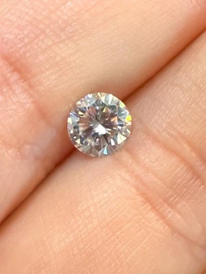 Diamante redondo de corte brillante de 0,682 quilates certificado Foto 1 de 4