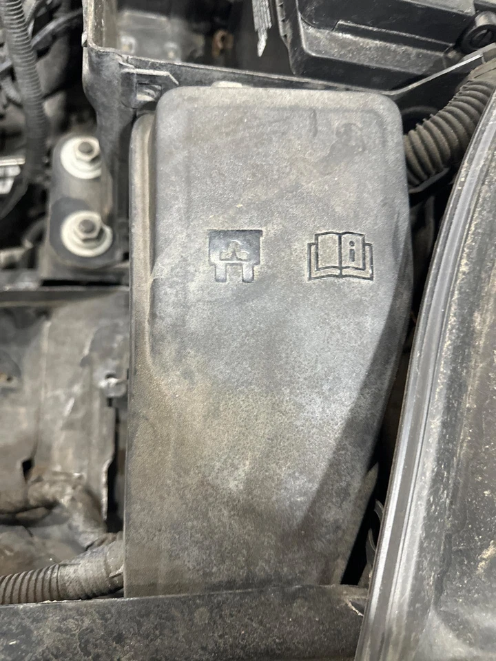 Engine Fuse Box VOLVO S60 14 15 16 17 18 - Imagem 1 de 3