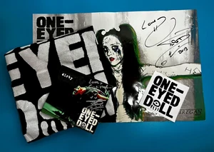 Póster firmado por Kimberly Freeman de muñeca de un ojo, CD sucio, calcomanía y camiseta de gira XL - Imagen 1 de 20