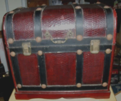 RARE -ANTIQUE STYLE CURVED TOP - WOOD TRUNK/CHEST- 15.75" X 14.5" X 11" - 10 LB - Image 1 of 4