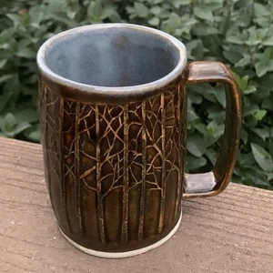Studio Kunst Keramik braun Becher erhaben geprägt Wald Bäume Handarbeit nummeriert - Bild 1 von 12