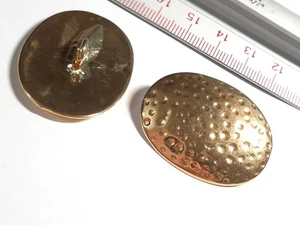1 Mantel Knopf oval masiv Metall Farbe Gold geklopfte Optik 36mm X 26mm, 10g - Picture 1 of 3