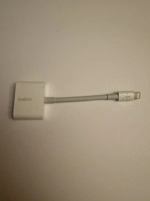 Adaptador de audio Belkin 3,5 mm de audio + carga Rockstar para iPhone 14 13 12 11 Foto 1 de 4