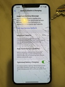 iPhone 11 Pro Max (cracked Screen). - Photo 1 sur 3