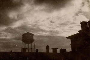 Torre de agua foto real vintage al atardecer vista nocturna posiblemente Thomasville Georgia - Imagen 1 de 2