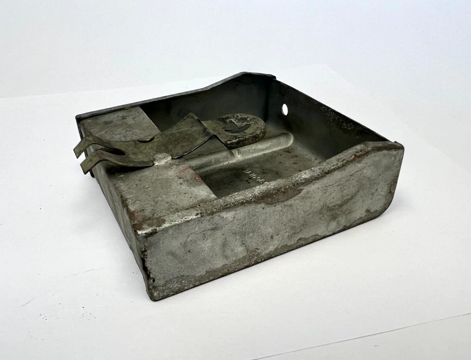 Bandeja de cenizas de lujo Plymouth Cambridge Concord 1951-1952 1248928 nueva en stock Foto 1 de 4