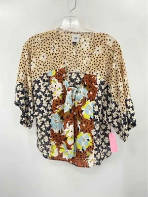 Cabi de segunda mano tostado talla grande estampado múltiple manga corta abotonada Foto 1 de 3
