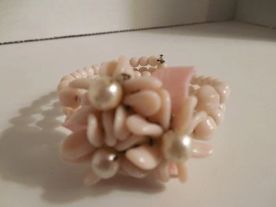 古董粉红色早期塑料模拟线包装手镯未签名 MIRIAM HASKELL? — 第 1/4 张图片