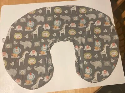 Серый чехол с анималистическим принтом Boppy Nursing - Изображение 1 из 4