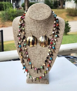 Collar con aletas con cable con cuentas de vidrio de 48" de colección con lágrimas de latón y pendientes de latón - Imagen 1 de 19