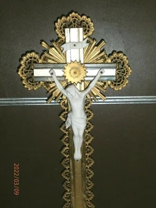 ANCIEN CRUCIFIX/fin XIXé-debut XXé/BOIS PLATRE DORé/JESUS BISCUIT/DENTELLE/H.50c - Picture 1 of 6
