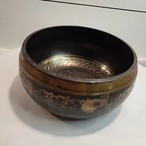 Cuenco de latón vintage con elaborados grabados/grabados pesados - Imagen 1 de 13