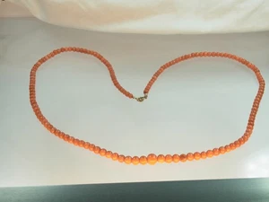 Antica collana lunga di perle di corallo color salmone 67 cm 4,4 - 8,8 mm 1930 - Foto 1 di 5