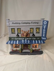 Edificio iluminado de porcelana 2017 "Outdoor Gear Co", colección Country Charm - Imagen 1 de 8