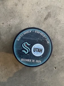 SEATTLE KRAKEN 2024 Utah Hockey Club Stagione Inaugurale Gioco Matchup Puck 30/12/24 - Foto 1 di 2
