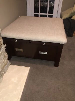 Mesa de centro de madera oscura con 2 cajones y mesa de 4 árboles Foto 1 de 4