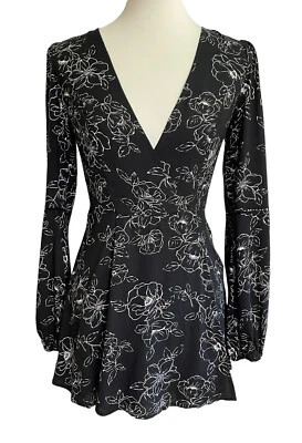 Mameluco Forever 21 Mujer Pequeño Envolvente Frontal Blanco y Negro Floral Manga Larga Foto 1 de 4