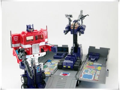 Transformers Generation 1 - Autobot Commander Optimus Prime  G1 Action Figure - Image 1 of 4