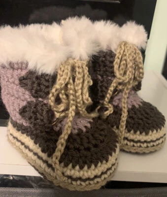 Botines de bebé estilo sorel de ganchillo Foto 1 de 4