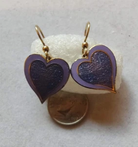 PENDIENTES VINTAGE ~ SKYE ~ CORAZONES ESMALTADOS MORADOS ~ TONO DORADO ~ PERFORADOS COLGANTES   - Imagen 1 de 2