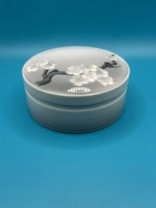 Caja de baratijas Bing & Grondahl B&G redondas de porcelana con flores en rama Dinamarca 444 - Imagen 1 de 7