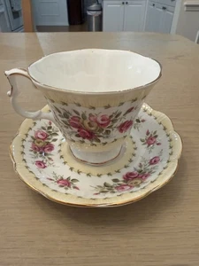 ROYAL ALBERT - Bone China England / Gaiety Series / Gavotte - {Gebraucht}. - Bild 1 von 2