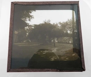 Antike Glas B&W magische Laterne Rutsche Kinder in der Dorfstraße von Wasserpumpe - Bild 1 von 3
