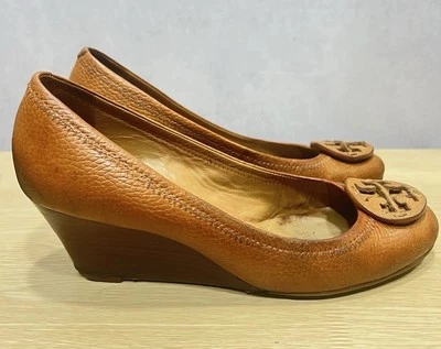 Tory Burch Sally Tan Leather Slip On Wedge Pumps Women Sz 6 Medallion Logo Read - Image 1 of 4