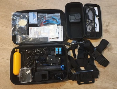 Paquete de cámara de acción GoPro HERO9 negra con variedad de accesorios y 3 baterías  Foto 1 de 4