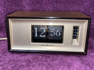 Vintage General Electric Flip Clock Model 8116K Woodgrain Alarm MINT! - Afbeelding 1 van 11