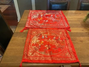 (2) FUNDAS DE ALMOHADA CHINAS ROJAS SEDA/SATÉN con BORLAS "Niños jugando" Nuevas sin etiquetas - Imagen 1 de 4