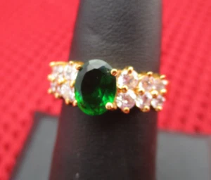 Cocktail Ring goldfarben 12 klare Strasssteine mittig grün Optik echt Gr. 7,5 - Bild 1 von 3