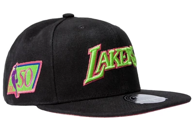 Gorra ajustada Mitchell & Ness Los Angeles Lakers Color Bomba Negra Rosa UV 7 3/8 Foto 1 de 4