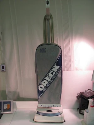 Working Oreck XL U3700HHPKL Upright Lightweight Vacuum U3700 - Image 1 of 4