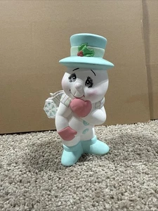 Pupazzo di neve in ceramica dipinto a mano con cappello superiore e fiocco di neve alto 7” così carino!! - Foto 1 di 11