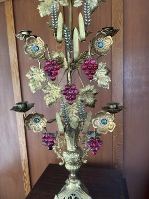 Grandole de metal dorado estilo Luis XIV, 7 soportes de luz con flores de vidrio y urna Foto 1 de 4