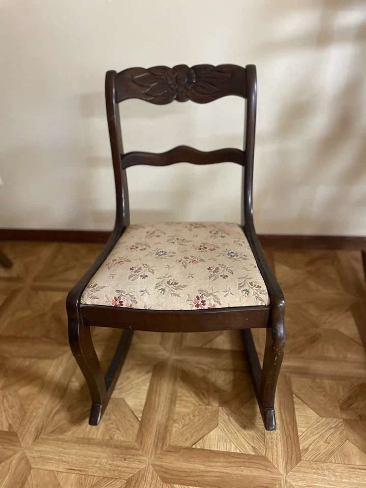 Mecedora infantil antigua con respaldo rosa Foto 1 de 4