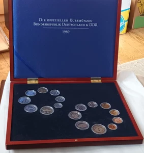 Kursmünzensätze BRD und DDR Jahrgang 1989 Spiegelglanz in Holzkassette - Bild 1 von 4
