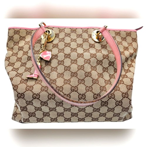 Borsa a tracolla Gucci GG in tela eclissi con bordo rosa e ciondolo