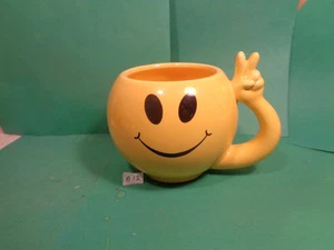 Smiley Face Giving A Peace Zeichen Kaffeebecher (gebraucht/EUC) - Bild 1 von 9