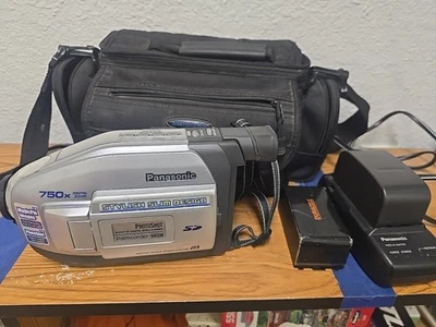 Panasonic Palmcorder PV-L453D VHS-C Video Camera 750x PARTS REPAIR UNTESTED - Image 1 of 4