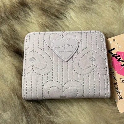 Cartera francesa a presión Betsey Johnson nueva con etiquetas - corazones cosidos en púrpura lavanda Foto 1 de 4