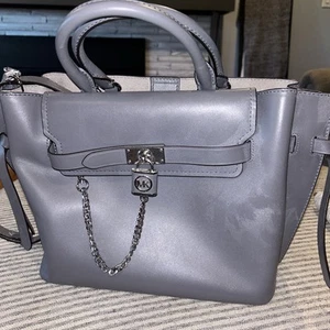 Michael Kors Umhängetasche Hamilton Legacy Large Leder mit Gürtel Grau - Bild 1 von 9