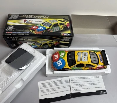 Coche de stock #18 Kyle Busch M&M s 2008 Camry color líquido escala 1:24 con caja Foto 1 de 2