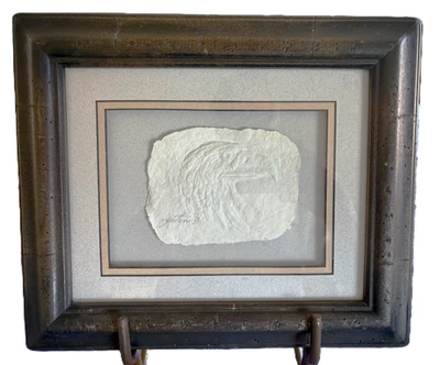 Escultura de papel fundido enmarcada de artista nativo americano firmada por John Guthrie-EAGLE Foto 1 de 4