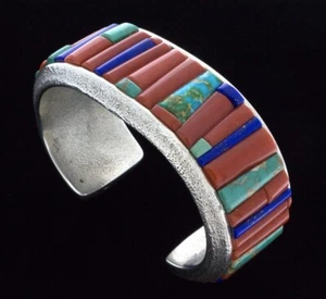 Natürliches erhöhtes Kopfsteinpflaster-Inlay-Armband vom Navajo-Künstler Isiah M. Begay - Bild 1 von 5