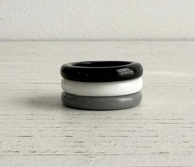Anillos gruesos apilables de resina negros, blancos y grises - talla 8 Foto 1 de 3
