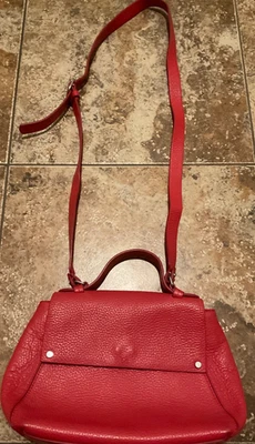 BOLSO BANDOLERA DE MANO DE CUERO GRANULADO TREASURE & BOND FUCSIA USADO Foto 1 de 4